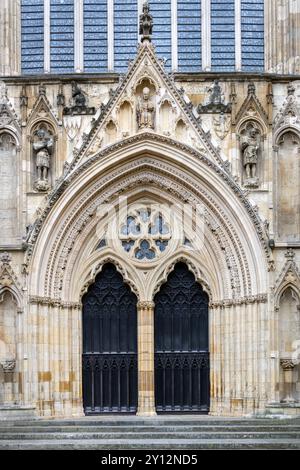 West Doors of York Minster in einem Archivolt, Architekturdetails, Nordengland Stockfoto