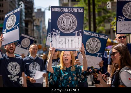 New York, Usa. September 2024. NEW YORK, NEW YORK – 4. SEPTEMBER: Die American Federation of Musicians (AFM), eine vereinigung, die über 70.000 Musiker aus der Unterhaltungsbranche vertritt, tritt vor dem Rockefeller Center zusammen, als am 4. September 2024 in New York City Verhandlungen über einen neuen Vertrag mit der Alliance of Motion Picture and Television Producers (AMPTP) aufgenommen werden. Nach einem Jahr, in dem sowohl Schauspieler als auch Schriftsteller die Streikposten treffen, befürchten viele, dass ein weiterer Hollywood-Streik am Horizont sein könnte. (Foto: Michael Nigro/SIPA USA) Credit: SIPA USA/Alamy Live News Stockfoto