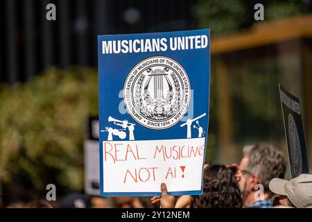 New York, Usa. September 2024. NEW YORK, NEW YORK – 4. SEPTEMBER: Die American Federation of Musicians (AFM), eine vereinigung, die über 70.000 Musiker aus der Unterhaltungsbranche vertritt, tritt vor dem Rockefeller Center zusammen, als am 4. September 2024 in New York City Verhandlungen über einen neuen Vertrag mit der Alliance of Motion Picture and Television Producers (AMPTP) aufgenommen werden. Nach einem Jahr, in dem sowohl Schauspieler als auch Schriftsteller die Streikposten treffen, befürchten viele, dass ein weiterer Hollywood-Streik am Horizont sein könnte. (Foto: Michael Nigro/SIPA USA) Credit: SIPA USA/Alamy Live News Stockfoto