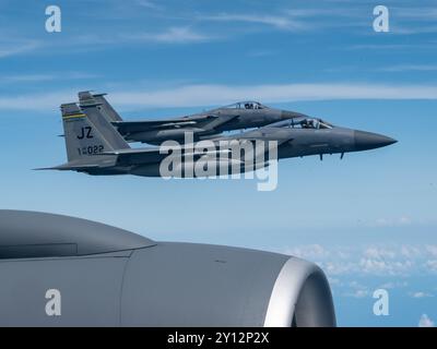 F-15 Eagles, mit dem 159. Jagdflugzeug, Louisiana, fliegen am 10. Juli über den Flügel eines KC-135 Stratotankers mit dem 914. Luftbetankungsflügel, New York. Stockfoto