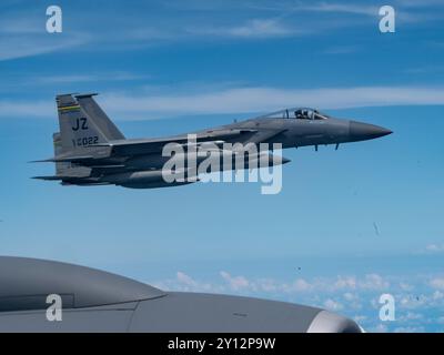 F-15 Eagles, mit dem 159. Jagdflugzeug, Louisiana, fliegen am 10. Juli über den Flügel eines KC-135 Stratotankers mit dem 914. Luftbetankungsflügel, New York. Stockfoto