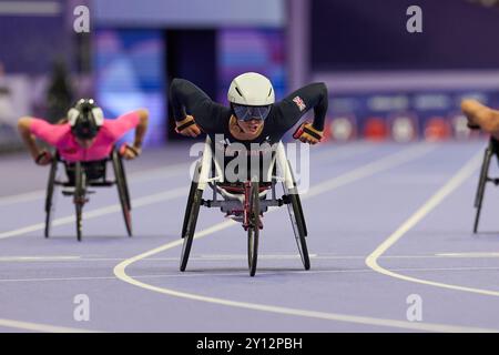 Paris, Frankreich. September 2024. Samantha Kinghorn aus Großbritannien gewinnt Gold im 100-Meter-T53-Finale der Frauen im Stade de France. Am 7. Tag der Paralympischen Spiele 2024 in Paris. Quelle: Roger B/Alamy Live News Stockfoto