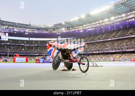 Paris, Frankreich. September 2024. Samantha Kinghorn aus Großbritannien gewinnt Gold im 100-Meter-T53-Finale der Frauen im Stade de France. Am 7. Tag der Paralympischen Spiele 2024 in Paris. Quelle: Roger B/Alamy Live News Stockfoto