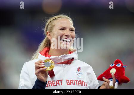 Paris, Frankreich. September 2024. Samantha Kinghorn aus Großbritannien gewinnt Gold im 100-Meter-T53-Finale der Frauen im Stade de France. Am 7. Tag der Paralympischen Spiele 2024 in Paris. Quelle: Roger B/Alamy Live News Stockfoto
