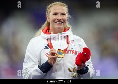 Paris, Frankreich. September 2024. Samantha Kinghorn aus Großbritannien gewinnt Gold im 100-Meter-T53-Finale der Frauen im Stade de France. Am 7. Tag der Paralympischen Spiele 2024 in Paris. Quelle: Roger B/Alamy Live News Stockfoto