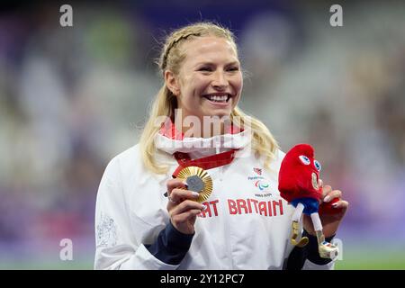 Paris, Frankreich. September 2024. Samantha Kinghorn aus Großbritannien gewinnt Gold im 100-Meter-T53-Finale der Frauen im Stade de France. Am 7. Tag der Paralympischen Spiele 2024 in Paris. Quelle: Roger B/Alamy Live News Stockfoto