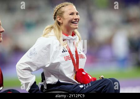 Paris, Frankreich. September 2024. Samantha Kinghorn aus Großbritannien gewinnt Gold im 100-Meter-T53-Finale der Frauen im Stade de France. Am 7. Tag der Paralympischen Spiele 2024 in Paris. Quelle: Roger B/Alamy Live News Stockfoto