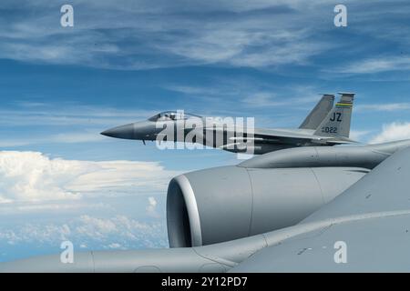 Ein F-15 Eagle mit dem 159th Fighter Wing aus Louisiana fliegt neben einem KC-135 Stratotanker mit dem 914th Air Taneling Wing, New York, 10. Juli 20 Stockfoto