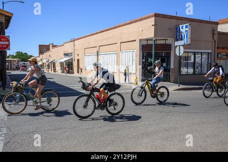 Lael Wilcox, Zentrum, fährt am 4. September 2024 durch die Santa Fe Plaza in Santa Fe, New Mexico. Wilcox versucht, den Rekord für die schnellste Weltumrundung mit einem Fahrrad einer Frau zu brechen, die derzeit von Jenny Graham gehalten wird, in einer Zeit von 124 Tagen und 11 Stunden. Laut Guinness-Weltrekorden muss ein Fahrer die gleiche Distanz wie der Erdumfang - 24.900 Meilen - in eine Richtung zurücklegen, wobei er an derselben Stelle beginnt und endet. Das Reisen auf dem See- und Luftweg ist erlaubt, aber mindestens 18.000 Meilen der Route müssen mit dem Fahrrad gefahren werden. (Foto: Sam Wasson/SIPA USA) Stockfoto