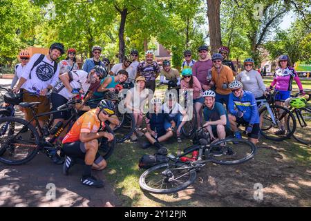 Lael Wilcox und ihre Frau Rugile Kaladyte, Center, posieren für ein Foto mit mehreren Radfahrern, die mit Wilcox am 4. September 2024 in Santa Fe, New Mexico, auf den Santa Fe Plaza fuhren. Wilcox versucht, den Rekord für die schnellste Weltumrundung mit einem Fahrrad einer Frau zu brechen, die derzeit von Jenny Graham gehalten wird, in einer Zeit von 124 Tagen und 11 Stunden. Laut Guinness-Weltrekorden muss ein Fahrer die gleiche Distanz wie der Erdumfang - 24.900 Meilen - in eine Richtung zurücklegen, wobei er an derselben Stelle beginnt und endet. Die Reise auf dem See- und Luftweg ist erlaubt, mindestens jedoch 18, Stockfoto