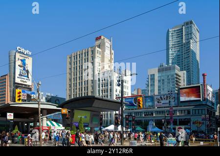 Toronto, Kanada - 16. Juli 2011: Torontos geschäftigste Kreuzung, Yonge-Dundas Square, wurde für das Live Green Toronto Festival für den Verkehr gesperrt. Stockfoto