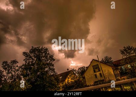 Starkes Gewitter am Nachthimmel über München, 4. September 2024 Deutschland, München, 4. September 2024, dunkle Gewitterwolken am Nachthimmel, Blitze zucken hinter den Wolken, ein starkes Gewitter mit Starkregen zieht über München-Waldperlach, Mittwochabend gegen 22 Uhr, Warnwetter, Stadt, Bayern *** Starkes Gewitter im Nachthimmel über München, 4. September 2024 Deutschland, München, 4. September, 2024, dunkle Sturmwolken am Nachthimmel, Blitze hinter den Wolken, ein starkes Gewitter mit starkem Regen zieht über München Waldperlach, Mittwochabend gegen 22 Uhr, warnendes Wetter, c Stockfoto