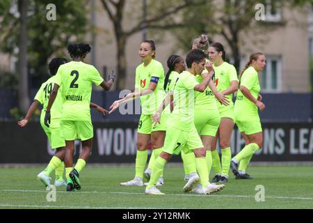 Luxemburg, Luxemburg. September 2024. BIIK-Spieler feiern das Tor von Gulnara Gabelia (7) von BIIK (2:0) während des Fußballspiels zwischen BIIK Kazygurt (KZA) und FC NSA (BUL), der ersten Qualifikationsrunde der UEFA Women's Champions League 2024-2025, am Mittwoch, den 4. September 2024 in Luxemburg. Quelle: Sportpix/Alamy Live News Stockfoto