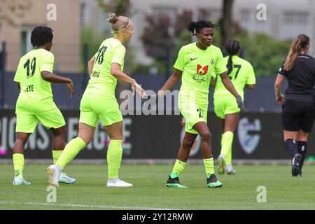 Luxemburg, Luxemburg. September 2024. BIIK-Spieler feiern das Tor von Gulnara Gabelia (7) von BIIK (2:0) während des Fußballspiels zwischen BIIK Kazygurt (KZA) und FC NSA (BUL), der ersten Qualifikationsrunde der UEFA Women's Champions League 2024-2025, am Mittwoch, den 4. September 2024 in Luxemburg. Quelle: Sportpix/Alamy Live News Stockfoto