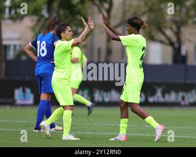 Luxemburg, Luxemburg. September 2024. BIIK-Spieler feiern das Tor von Maria-Frances Judith Martina Serrant (23) von BIIK (3:0) während des Fußballspiels zwischen BIIK Kazygurt (KZA) und FC NSA (BUL), der ersten Qualifikationsrunde der UEFA Women's Champions League 2024-2025, am Mittwoch, den 4. September 2024 in Luxemburg. Quelle: Sportpix/Alamy Live News Stockfoto