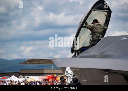 Melanie „mach“ Kluesner, Pilotin und Kommandeur des F-35A Demonstrationsteams, verlässt den Flugzeugposten im Westm Stockfoto