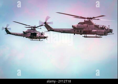 Ein U.S. Marine UH-1Y Venom Helikopter, links, und AH-1Z Viper, der der Marine Medium Tiltrotor Squadron 165, Kalifornien, zugeordnet ist, fliegen über Kunsan Air Bas Stockfoto