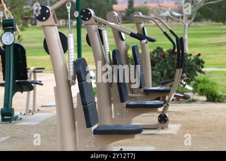 Outdoor-Gerät für Armgewichte, öffentliches Fitnessstudio Stockfoto