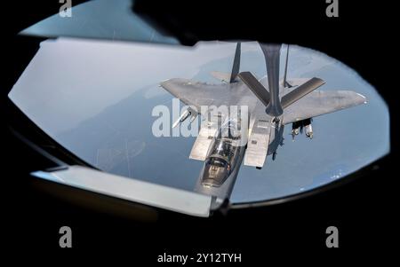 Ein F-15 Strike Eagle, der dem 4. Kampfflugzeug zugeordnet ist, wird von einem KC-135 Stratotanker betankt, der dem 6. Luftbetankungsflügel über den Südstaaten zugeordnet ist Stockfoto