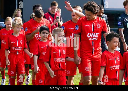 Zeist, Niederlande. 31. August 2024. ZEIST, NIEDERLANDE - AUGUST 31: Spieler des Almere City FC treten am 31. August 2024 im KNVB Sportcentrum in Zeist, Niederlande, in das Feld ein. (Foto: Broer van den Boom/Orange Pictures) Credit: Orange Pics BV/Alamy Live News Stockfoto