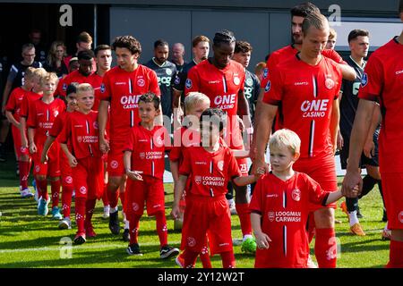 Zeist, Niederlande. 31. August 2024. ZEIST, NIEDERLANDE - AUGUST 31: Spieler des Almere City FC treten am 31. August 2024 im KNVB Sportcentrum in Zeist, Niederlande, in das Feld ein. (Foto: Broer van den Boom/Orange Pictures) Credit: Orange Pics BV/Alamy Live News Stockfoto