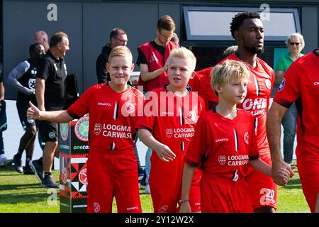 Zeist, Niederlande. 31. August 2024. ZEIST, NIEDERLANDE - AUGUST 31: Spieler des Almere City FC treten am 31. August 2024 im KNVB Sportcentrum in Zeist, Niederlande, in das Feld ein. (Foto: Broer van den Boom/Orange Pictures) Credit: Orange Pics BV/Alamy Live News Stockfoto