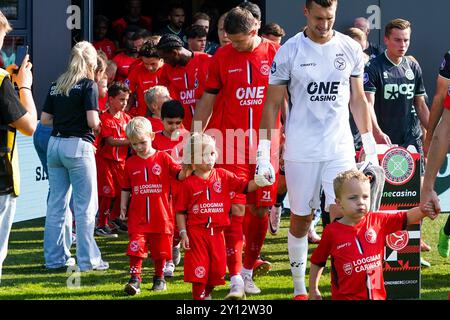 Zeist, Niederlande. 31. August 2024. ZEIST, NIEDERLANDE - AUGUST 31: Spieler des Almere City FC treten am 31. August 2024 im KNVB Sportcentrum in Zeist, Niederlande, in das Feld ein. (Foto: Broer van den Boom/Orange Pictures) Credit: Orange Pics BV/Alamy Live News Stockfoto