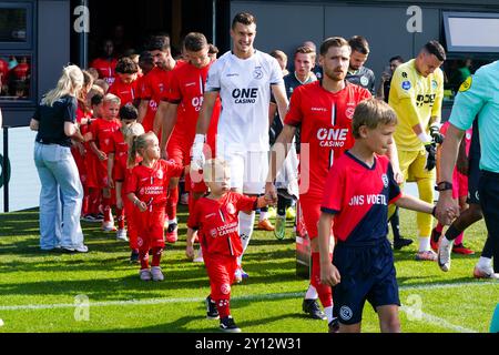 Zeist, Niederlande. 31. August 2024. ZEIST, NIEDERLANDE - AUGUST 31: Spieler des Almere City FC treten am 31. August 2024 im KNVB Sportcentrum in Zeist, Niederlande, in das Feld ein. (Foto: Broer van den Boom/Orange Pictures) Credit: Orange Pics BV/Alamy Live News Stockfoto