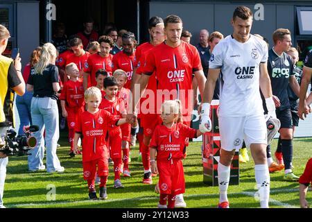 Zeist, Niederlande. 31. August 2024. ZEIST, NIEDERLANDE - AUGUST 31: Spieler des Almere City FC treten am 31. August 2024 im KNVB Sportcentrum in Zeist, Niederlande, in das Feld ein. (Foto: Broer van den Boom/Orange Pictures) Credit: Orange Pics BV/Alamy Live News Stockfoto