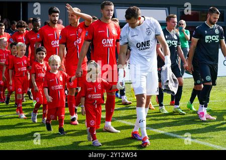 Zeist, Niederlande. 31. August 2024. ZEIST, NIEDERLANDE - AUGUST 31: Spieler des Almere City FC treten am 31. August 2024 im KNVB Sportcentrum in Zeist, Niederlande, in das Feld ein. (Foto: Broer van den Boom/Orange Pictures) Credit: Orange Pics BV/Alamy Live News Stockfoto