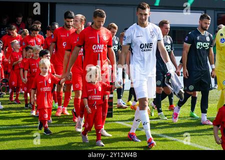 Zeist, Niederlande. 31. August 2024. ZEIST, NIEDERLANDE - AUGUST 31: Spieler des Almere City FC treten am 31. August 2024 im KNVB Sportcentrum in Zeist, Niederlande, in das Feld ein. (Foto: Broer van den Boom/Orange Pictures) Credit: Orange Pics BV/Alamy Live News Stockfoto