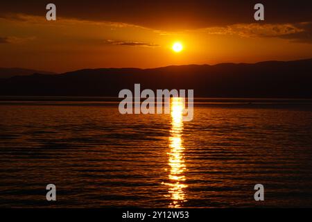 Orange Sonnenuntergang über den Bergen Albaniens über dem See Ohrid von Nordmazedonien Stockfoto