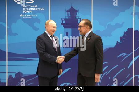 Wladiwostok, Russland. September 2024. Der russische Präsident Wladimir Putin begrüßt den malaysischen Premierminister Anwar Ibrahim rechts beim Östlichen Wirtschaftsforum auf der Insel Russki am 4. September 2024 in Wladiwostok, Russland. Quelle: Vyacheslav Prokofyev/Kreml Pool/Alamy Live News Stockfoto