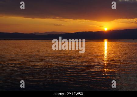 Orange Sonnenuntergang über den Bergen Albaniens über dem See Ohrid von Nordmazedonien Stockfoto