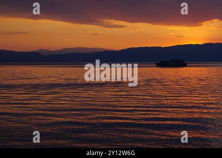 Orange Sonnenuntergang über den Bergen Albaniens über dem See Ohrid von Nordmazedonien Stockfoto