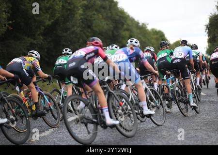 Kilkenny, Irland. September 2024. Callan irisches Team in Grün im Hauptfeld, als sie die Kurve vor einer weiteren Loop in Callan auf Stage eins der Ras na mBanRas Na mBan Riders 2024 (Hugh de Paor/SPP) nehmen. /Alamy Live News Stockfoto