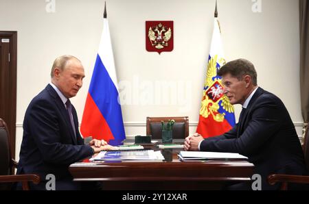 Wladiwostok, Russland. September 2024. Der russische Präsident Wladimir Putin (links) trifft sich mit dem Gouverneur des Primorje-Territoriums Oleg Koschhemjako (rechts) auf dem Präsidentenrückzug auf der Insel Russki am 4. September 2024 in Wladiwostok, Primorje-Territorium, Russland. Quelle: Vyacheslav Prokofyev/Kreml Pool/Alamy Live News Stockfoto