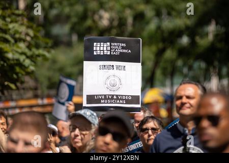 New York, Usa. September 2024. Die American Federation of Musicians (AFM), eine vereinigung, die über 70.000 Musiker aus der Unterhaltungsindustrie vertritt, tritt vor dem Rockefeller Center zusammen, als Verhandlungen über einen neuen Vertrag mit der Alliance of Motion Picture and Television Producers (AMPTP) beginnen. Nach einem Jahr, in dem sowohl Schauspieler als auch Schriftsteller die Streikposten treffen, befürchten viele, dass ein weiterer Hollywood-Streik am Horizont sein könnte. (Foto: Michael Nigro/Pacific Press) Credit: Pacific Press Media Production Corp./Alamy Live News Stockfoto