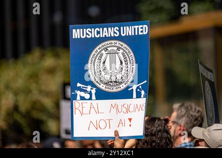 New York, Usa. September 2024. Die American Federation of Musicians (AFM), eine vereinigung, die über 70.000 Musiker aus der Unterhaltungsindustrie vertritt, tritt vor dem Rockefeller Center zusammen, als Verhandlungen über einen neuen Vertrag mit der Alliance of Motion Picture and Television Producers (AMPTP) beginnen. Nach einem Jahr, in dem sowohl Schauspieler als auch Schriftsteller die Streikposten treffen, befürchten viele, dass ein weiterer Hollywood-Streik am Horizont sein könnte. (Foto: Michael Nigro/Pacific Press) Credit: Pacific Press Media Production Corp./Alamy Live News Stockfoto