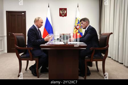 Wladiwostok, Russland. September 2024. Der russische Präsident Wladimir Putin, links, kommentiert während eines persönlichen Treffens mit dem Gouverneur des Primorje-Territoriums, Oleg Koschhemjako, rechts, beim Präsidentenrückzug auf der Insel Russki am 4. September 2024 in Wladiwostok, Primorje-Territorium, Russland. Quelle: Vyacheslav Prokofyev/Kreml Pool/Alamy Live News Stockfoto