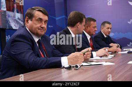 Wladiwostok, Russland. September 2024. Von links nach rechts: Der russische Präsident Igor Levitin, Fernost und der Minister für Entwicklung der Arktis Alexej Tschekunkow, der Verkehrsminister Roman Starowoit, der stellvertretende Premierminister, und Juri Trutnew vor Beginn eines Treffens zur Erörterung der Infrastrukturentwicklung im Fernost-Bundesdistrikt am 4. September 2024 auf der Insel Russki, Primorje-Territorium, Russland. Quelle: Vyacheslav Prokofyev/Kreml Pool/Alamy Live News Stockfoto