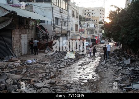 Jenin, Palästina. September 2024. Die Palästinenser fliehen aus ihren Häusern im Flüchtlingslager Dschenin im nördlichen Westjordanland, nachdem die israelischen Truppen sie in Kasernen verwandelt hatten, nachdem sie den siebten Tag auf die Stadt Dschenin und ihr Lager eingetreten waren. Quelle: SOPA Images Limited/Alamy Live News Stockfoto