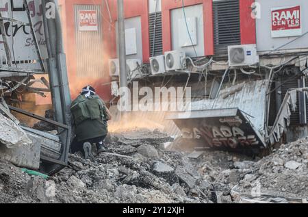 Jenin, Palästina. September 2024. Ein maskierter palästinensischer bewaffneter stößt mit israelischen Truppen zusammen, die in das Zentrum des Lagers Dschenin nördlich der besetzten Westbank vorrücken, nachdem ein Angriff auf die Stadt ihren siebten Tag eintrat. Quelle: SOPA Images Limited/Alamy Live News Stockfoto