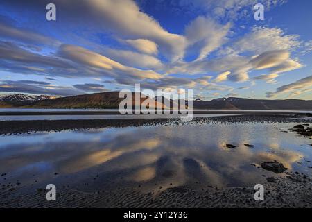 EBB Teich an einem Fjord vor Bergen, Abendlicht, Wolken reflektiert im Wasser, Westfjorde, Island, Europa Stockfoto