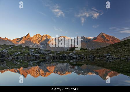 Berge spiegeln sich in einem kleinen See bei Sonnenuntergang, Herbst, Guggersee, Allgäuer Alpen, Allgäuer, Deutschland, Europa Stockfoto