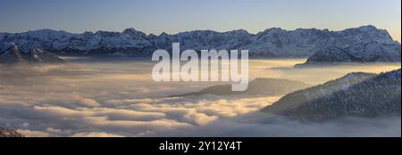 Bergkette über Hochnebel bei Sonnenuntergang, Winter, Schnee, Panorama, Blick von Laber bis Zugspitze und Wetterstein, Oberbayern, Bayern, Deutschland, Stockfoto