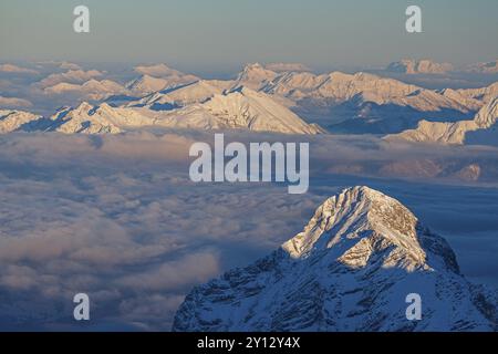 Berggipfel über Hochnebel, Abendlicht, Winter, Blick von der Zugspitze auf die Alpspitze und Karwendel, Oberbayern, Bayern, Deutschland, Europa Stockfoto