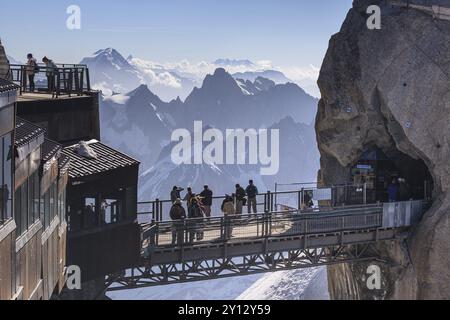 Touristen auf Aussichtsplattform vor den Bergen, Bergstation, Aiguille du Midi, Mont Blanc Massiv, Chamonix, Französische Alpen, Frankreich, Europa Stockfoto