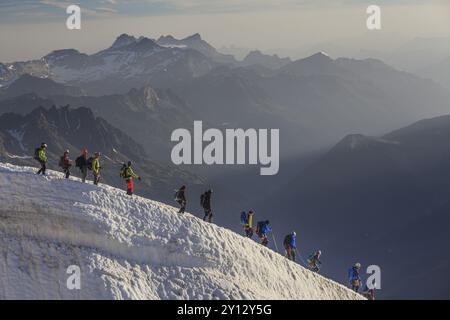 Bergsteiger auf Gletscher im Morgenlicht, Gruppe, Mont Blanc Massiv, Französische Alpen, Chamonix, Frankreich, Europa Stockfoto