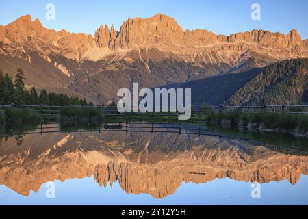 Berge spiegeln sich in einem kleinen Bergsee, Sonnenuntergang, Abendlicht, Wuhnleger, Blick auf Rosengarten, Dolomiten, Südtirol, Italien, Europa Stockfoto